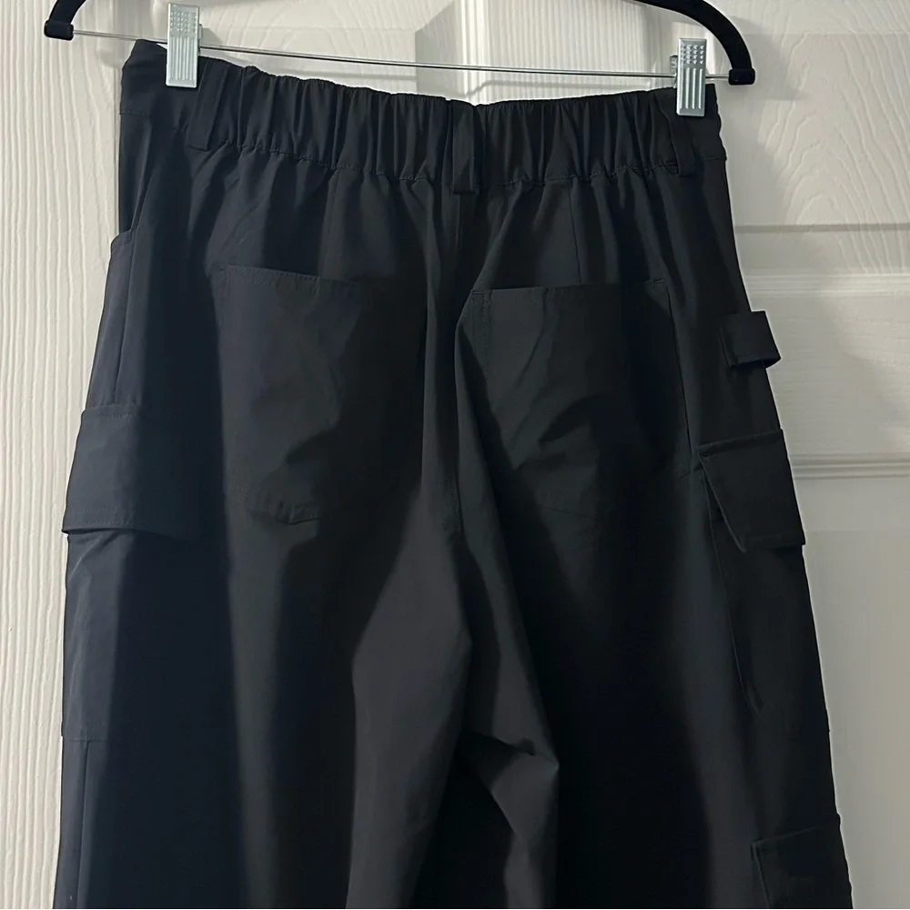 ALO Yoga Mid-Rise Workwear Cargo Pants in Black